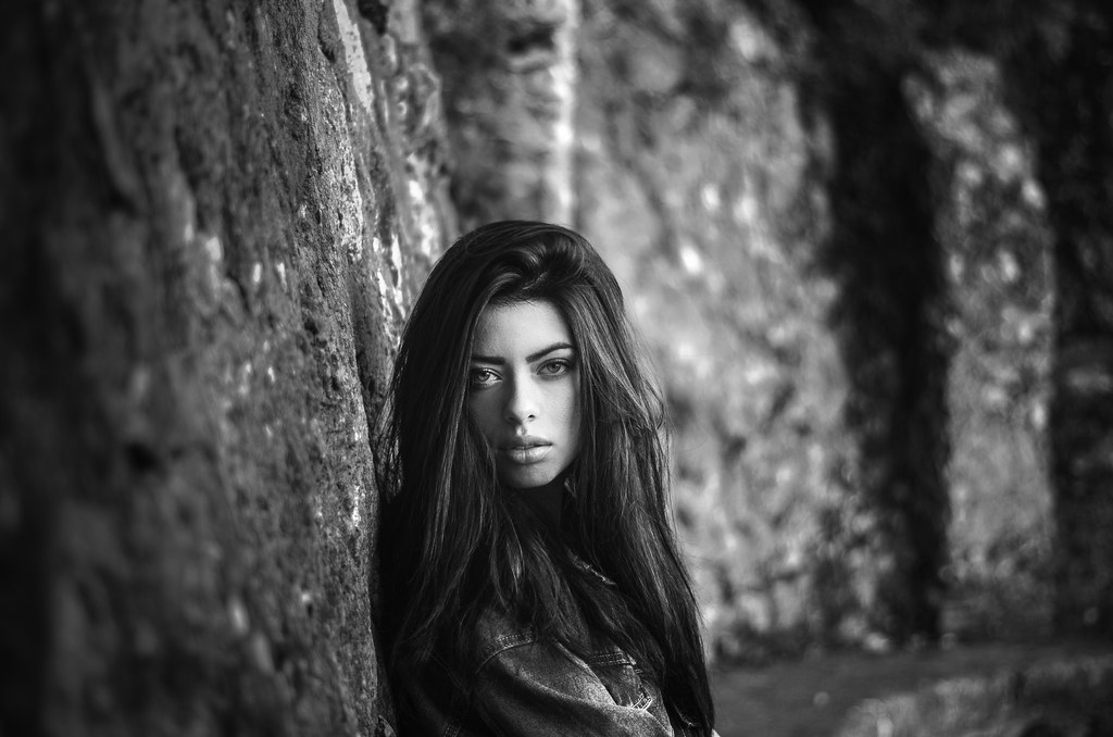Portrait d'une femme contre un mur portrait noir et blanc